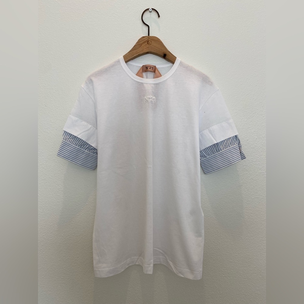 No. 21 White T-shirt with detail on the sleeves